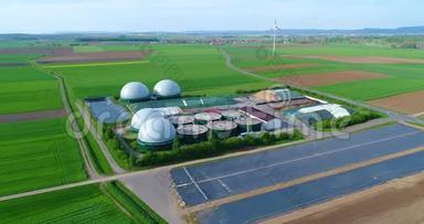 从猪场通过沼气厂的摄像头飞行。 生物质可再生能源。 <strong>现代农业</strong>欧洲联盟